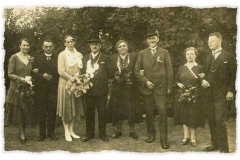 1931 Wilhelm Rüschhoff (1889 - 1961) und Paula Böckmann geb. Deipenwisch (1898 - 1966)  Hofstaat (v.l.): Maria Rüschhoff geb. Schnabel und Josef Schulze Hobeling, Lehrerin Christine Gesse und Lehrer Walter Schmitt.