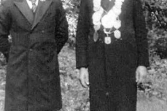 1948 Felix Wittler (1902 - 1981) und Änne Wittler geb. Hohelüchter (1910 - 1965)  Hofstaat: Josef und Maria Schulze Topphoff, Josef und Maria Peters.  Der neue König präsentiert sich mit dem 1. Vorsitzenden, Bernhard Pohlmann, den Fotografen.