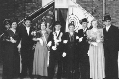 1952 Anton Markötter (1901 - 1957) und Theresia Markötter gnt. Hauge geb. Schmitz (1909 - 1982)  Hofstaat (v.l.): Alfons und Maria Rottwinkel, Robert und Elisabeth Tepper.