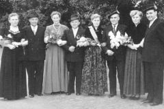 1954 Bernhard Peters (1923 - 2002) und Klärchen Markötter verh. Mersmann  Hofstaat: Helene und Bernhard Keuper, Erna und Franz Nosthoff.