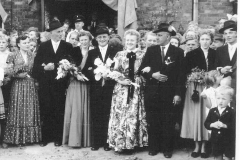 1955 Heinz Wiegert (1931 - 1987) und Maria Streffing verh. Deipenwisch  Hofstaat: Ewald Stegemann und Irmgard Streffing, Franz-Josef Schründer und Cäcilia Wördemann.