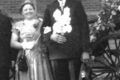 1956 Anton Lehmkuhl (1928 - 1987) und Maria Lütke Dartmann verh. Kleine Sextro (1934 - 2013)  Hofstaat: Klemens und Elisabeth Lütke Dartmann, Herbert Kövener und Irmgard Lodde.