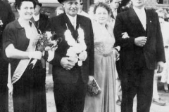 1957 Heinrich Schulze Hobeling (1915 - 1974) und Elisabeth Schulze Hobeling geb. Troost (1909 - 1990)  Hofstaat: August und Martha Schulte Althoff, Felix und Antonia Große Lembeck.