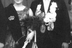 1964 Werner Pohlmann (1940 - 2010) und Elisabeth Henke verh. Nünning  Hofstaat: Johannes und Elisabeth Pohlmann, Bernhard Topheide und Margret Topheide (verh. Busche).