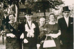 1965 Emil Freitag (1913 - 1985) und Gertrud Freitag geb. Muhmann (1914 - 1987)  Hofstaat: Linus und Maria Heitmann, Josef und Sibylla Dambacher (Foto rechts).