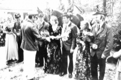 1975 Heinrich Schulte und Irene Burlage  Hofstaat (v.l.) Margret und Hermann-Josef Schulze Hobbeling, Ulrike und Heinrich Vennefrohne.