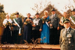 1982 Erich Benter und Theresia Benter geb. Dues (1929 - 1987)  Hofstaat (v.l.): Hans-Bernd und Monika Wiegert, Wilhelm und Johanna Lehmbrock.