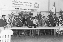 1995 Laurenz Gausepohl und Claudia Gausepohl geb. Wassmann  Hofstaat (v.l.): Franz Große Hovest und Annette Hobeling, Bernhard und Hedwig Hobeling, Aloys und Anni Niemann, Josef und Maria Markfort-Wiegert.