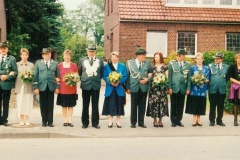 1996 Heinz-Jürgen Tepper (1953 - 2009) und Wiltraut Tepper geb. Achterholt  Hofstaat (v.l.); Hugo und Maria Gerbert, Johannes und Elfriede Ahlbrandt, Laurenz und Claudia Gausepohl (Königspaar 1995), Hans und Irmgard Schulte, Bernhard und Caroline Bitter.  (Foto entstand vor der Proklamation)