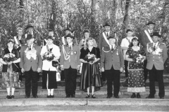 1999 Bernhard Hobeling und Hedwig Hobeling geb. Burlage (unten links)  Kaiserpaar: Gustav Sendner und Anita Sendner geb. Spreckelmeier (unten rechts)  Hofstaat (obere Reihe, v.l.): Marianne und Kurt Bellmann, Anni und Aloys Niemann, Maria und Franz-Josef Gausepohl, Maria und Josef Markfort-Wiegert.  225 Jahre Schützenverein Vadrup