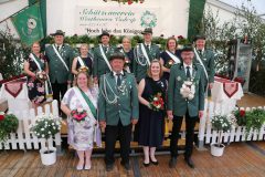 2025 Bianca Janssen Ahlbrandt, Christian Ahlbrandt, Sandra und Torsten Luttermann (Königspaar) Hofstaat (v.l.) Anja und Maik Niese, Verena und Markus Bergmann, Julika und Markus Gausepohl, Marion und André Große Vogelsang